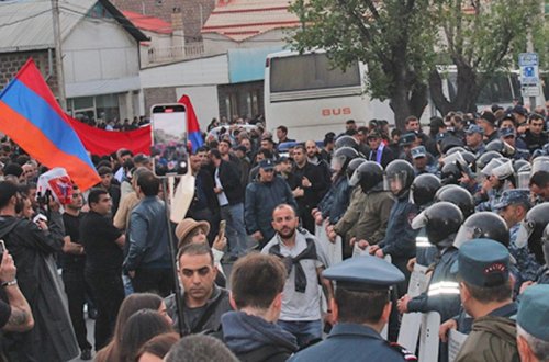 İrəvanda hökumət binası qarşısında etiraz aksiyası keçirilir
