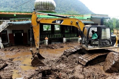 İndoneziyada torpaq sürüşməsi: 4 nəfər həyatını itirib 