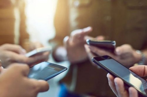 Braziliyada məktəblərdə mobil telefona qadağa qoyulub