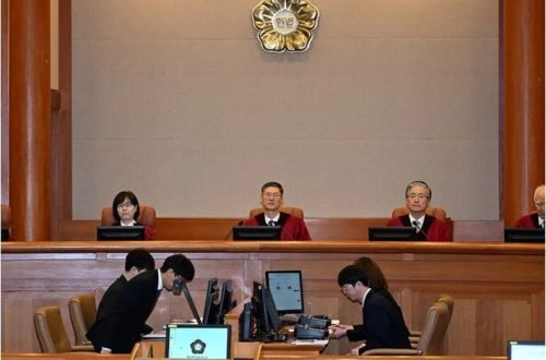 Cənubi Koreyada siyasi böhran: İlk məhkəmə 4 dəqiqə davam etdi!