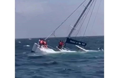 Phuket adasında turist gəmisi batıb