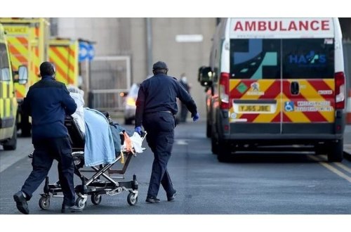 İngiltərədə sağlamlıq böhranı! Müalicələr dəhlizlərdə aparılır