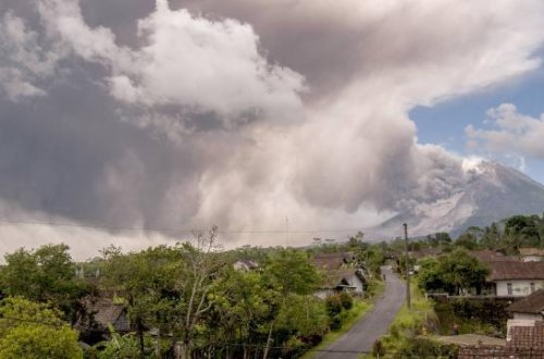 İndoneziyada İbu vulkanı püskürüb, əhaliyə xəbərdarlıq edilib