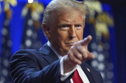 Tramp 500 milyon pul yığacaq