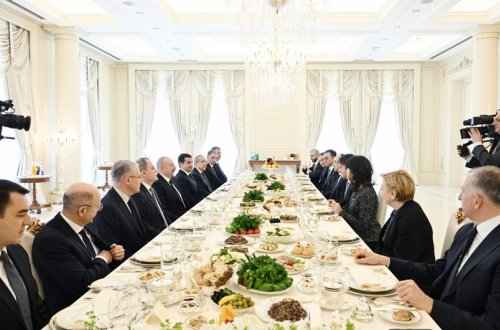 İlham Əliyevin Gürcüstanın Baş naziri ilə nahar əsnasında geniş tərkibdə görüşü olub
