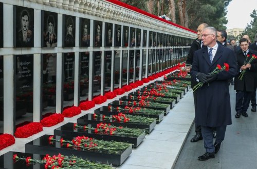 Britaniyanın Bakıdakı səfiri Şəhidlər xiyabanını ziyarət edib