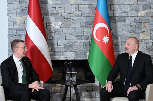 Prezident İlham Əliyev Davosda Latviya Prezidenti ilə görüşüb
