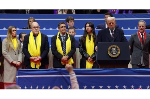 Tramp ilk icra sərəncamlarını imzaladı