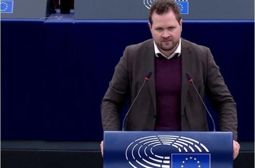 Danimarkalı üzv AP tribunasından Trampı söydü