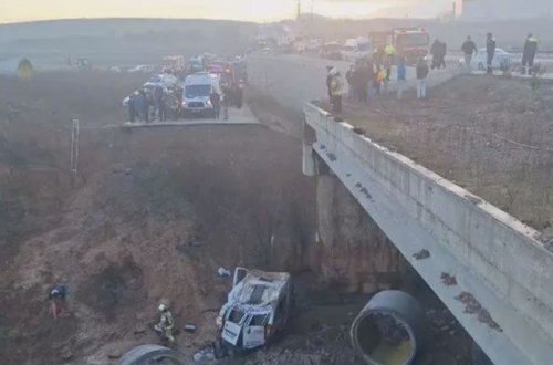 İstanbulda mikroavtobus aşıb, 3 nəfər ölüb, 15-i yaralanıb - YENİLƏNİB