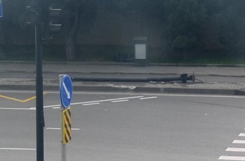 Bakıda yol qəzası olub, svetofor yararsız vəziyyətə düşüb