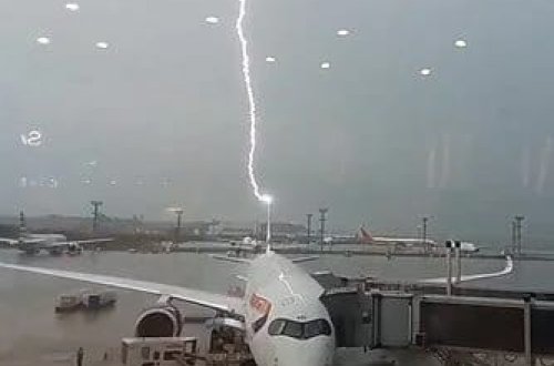 Braziliyada fırtına zamanı təyyarəni bir neçə dəfə ildırım vurub