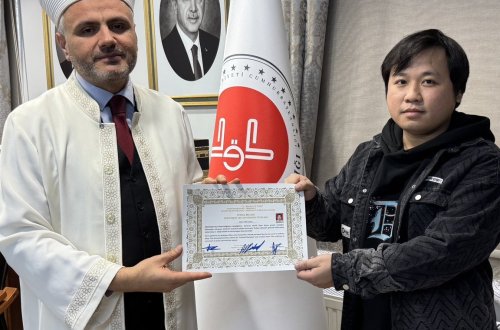 Çinli gənc sevdiyi qız üçün İslamı qəbul etdi