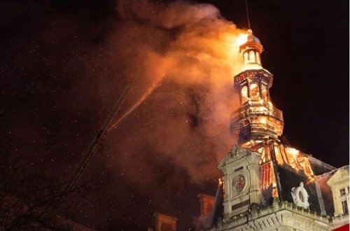 Parisdə tarixi bina yanıb