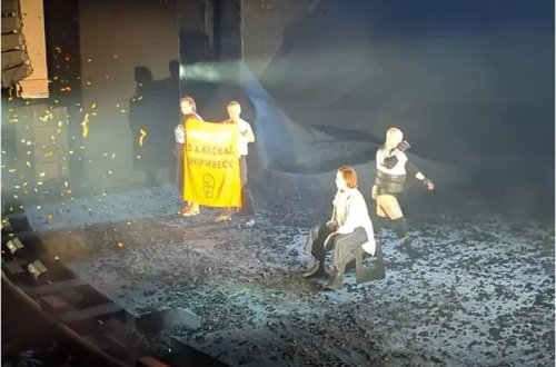 Bu dəfə iqlim fəalları teatr səhnəsinin qarşısını kəsiblər