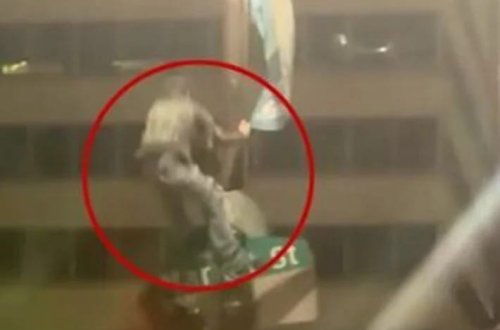 Qələbə bayramı zamanı işıq dirəyinə çıxan 18 yaşlı azarkeş yıxılaraq öldü