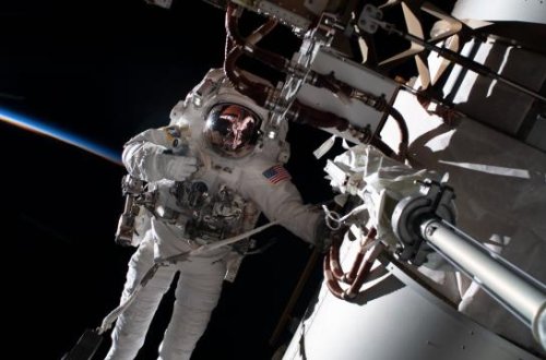 Kosmosda qapalı qalan iki NASA astronavtı birlikdə açıq kosmosa çıxdılar