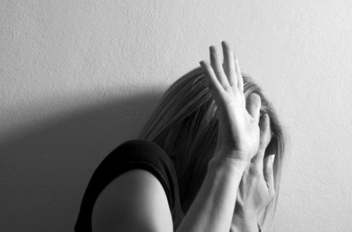 İngiltərədə qadınlara və qızlara qarşı zorakılıq epidemiyaya çevrilib