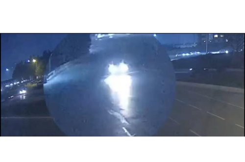 Qadın özünü avtomobilin altına atdı - VİDEO