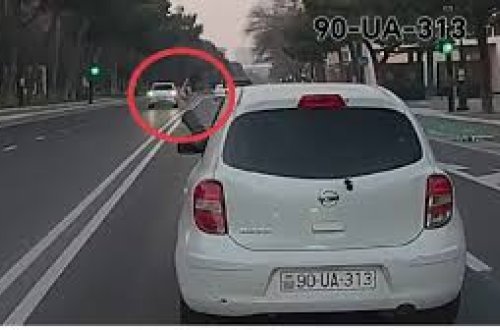 Hamının yolunu kəsən xanım sürücü barmağını çıxarıb... - VİDEO