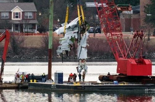 ABŞ-da təyyarə qəzasında həlak olan 67 nəfərin cəsədi sudan çıxarılıb