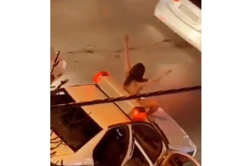İranda gənc qadın soyunaraq polis maşınının üstünə çıxıb