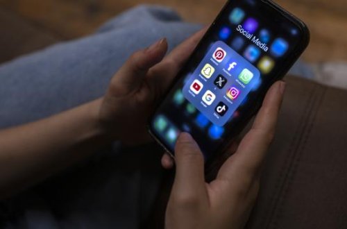 Sosial mediada Azadlıq Heykəli qədər yüksək gündəlik ekran sürüşməsi var