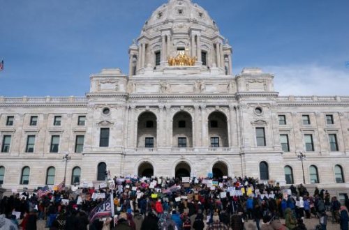 Minlərlə insan ABŞ-da Trampın immiqrasiya siyasətinə etiraz edib