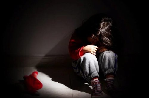 Super atadan zorakılıq etirafı: İllər boyu 10-u özünə məxsus 12 uşağı zorlayıb