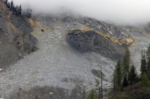 Çində torpaq sürüşməsi nəticəsində 30-dan çox insan itkin düşüb