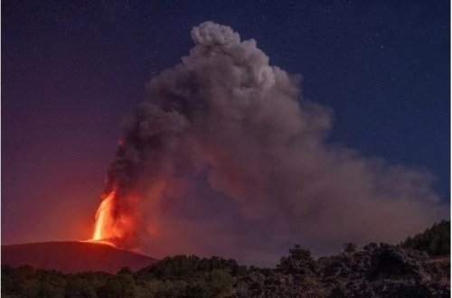 İtaliyanın Etna vulkanında lava axını baş verib