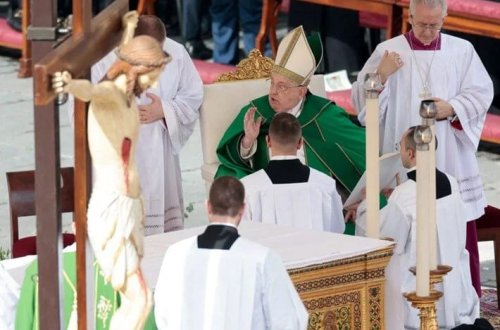 Papa nəfəs almaqda çətinlik çəkib, köməkçisi onun çıxışını tamamlayıb
