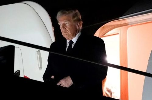 Trampın sui-qəsd qorxusu: Özü qaçdı, komandasının uçmasına icazə verdi