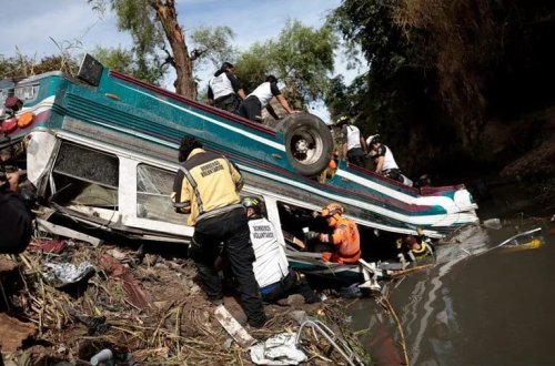 Qvatemalada sərnişin avtobusu körpüdən uçub: 51 nəfər ölüb