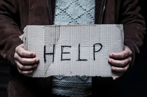 Kağıza “kömək et” yazıb yola düşdü, həyatı xilas oldu