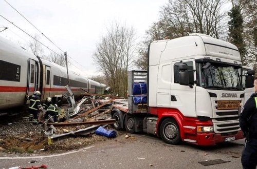Almaniyada sərnişin qatarı yük maşını ilə toqquşub: 1 nəfər ölüb, 25 nəfər yaralanıb