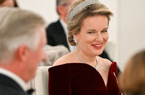 Belçika Kraliçasını daşıyan təyyarə təcili eniş etdi: Havada olarkən ön şüşəsi çatladı