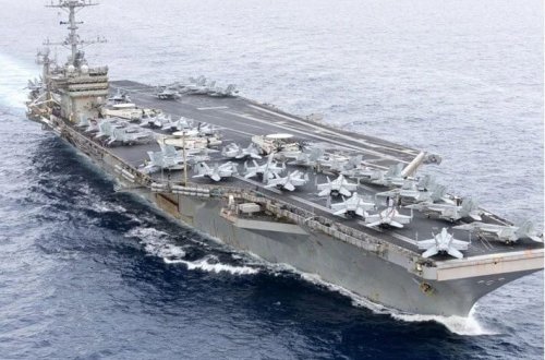 ABŞ-ın təyyarədaşıyan gəmisi yük gəmisi ilə toqquşub