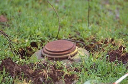 Ağdamda yük maşını minaya düşdü