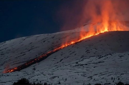 İtaliyada lava rəqsi: Etna dağı buz və qarla qarşılaşdı
