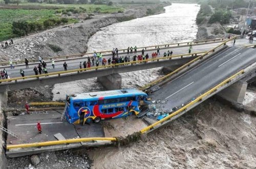 Peruda körpü uçub: 2 ölü, 41 yaralı var