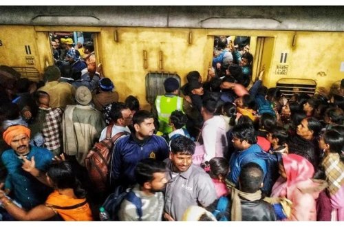 Hindistanda iki fərqli reysi qarışdıran sərnişinlər əzilərək öldü