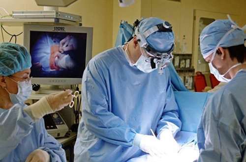 Əməliyyat zamanı canlı yayım açan həkim Səhiyyə Nazirliyinə çağırıldı - FOTO