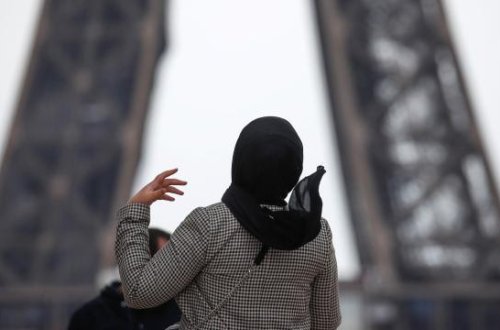 Fransada idman yarışlarında baş örtüyü qadağan edən qanun layihəsi qəbul edilib