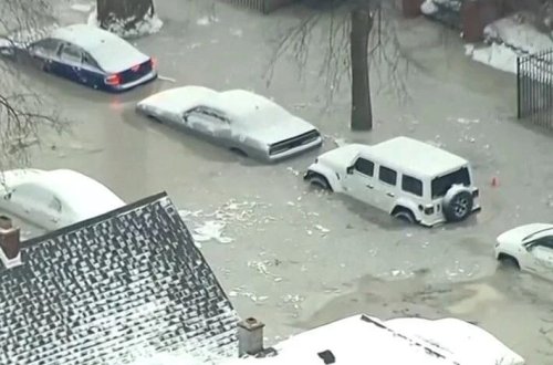 Su borusu partladı, maşınlar dondu