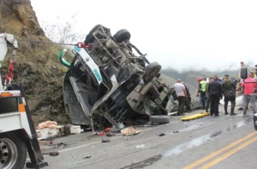 Kolumbiyada yük maşını dərəyə aşıb, 8 əsgər ölüb