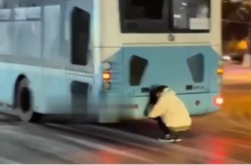 DYP avtobusların arxa hissəsindən tutaraq sürüşən gənclərə xəbərdarlıq edib