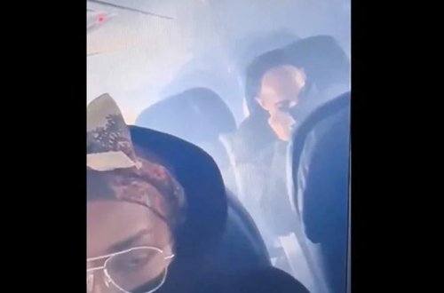 ABŞ təyyarəsini tüstü bürüdü, sərnişinlər sürüşərək düşdülər!