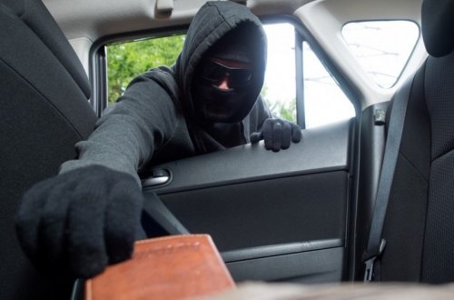 Bakıda avtomobildən 15 min avroya yaxın pul oğurlanıb