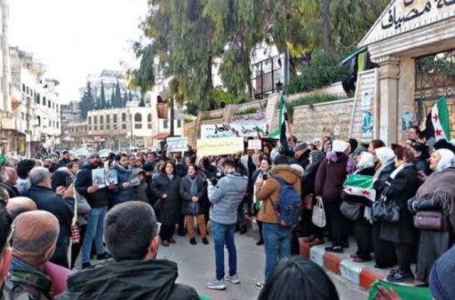 Suriya xalqı İsrailin hücumlarını qınamaq üçün küçələrə çıxdı